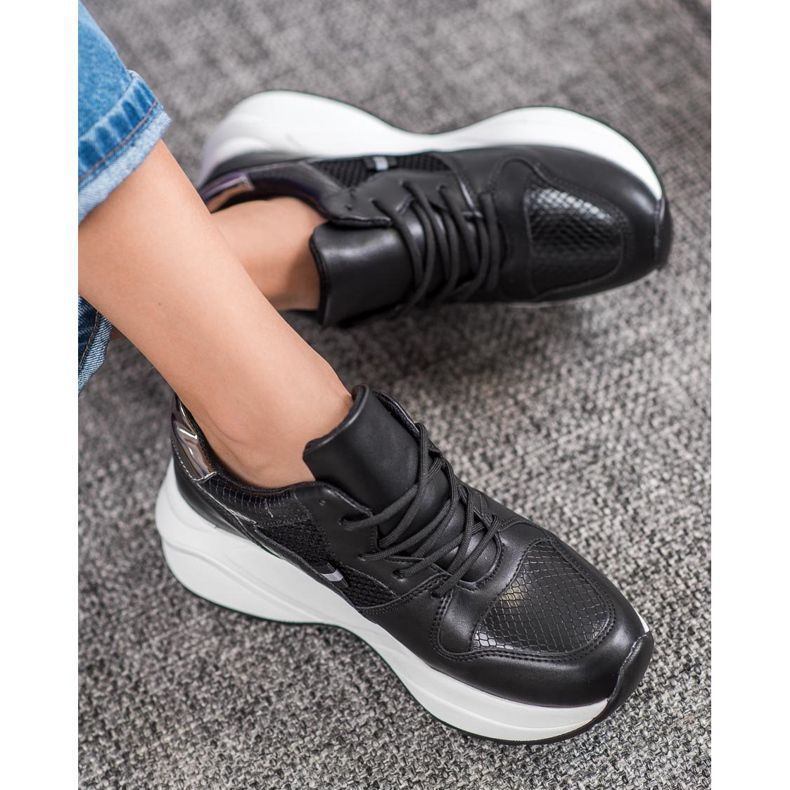 Weide Hellschwarze Turnschuhe 1