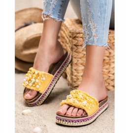 Small Swan Hausschuhe auf der Plattform mit Perlen gelb 2