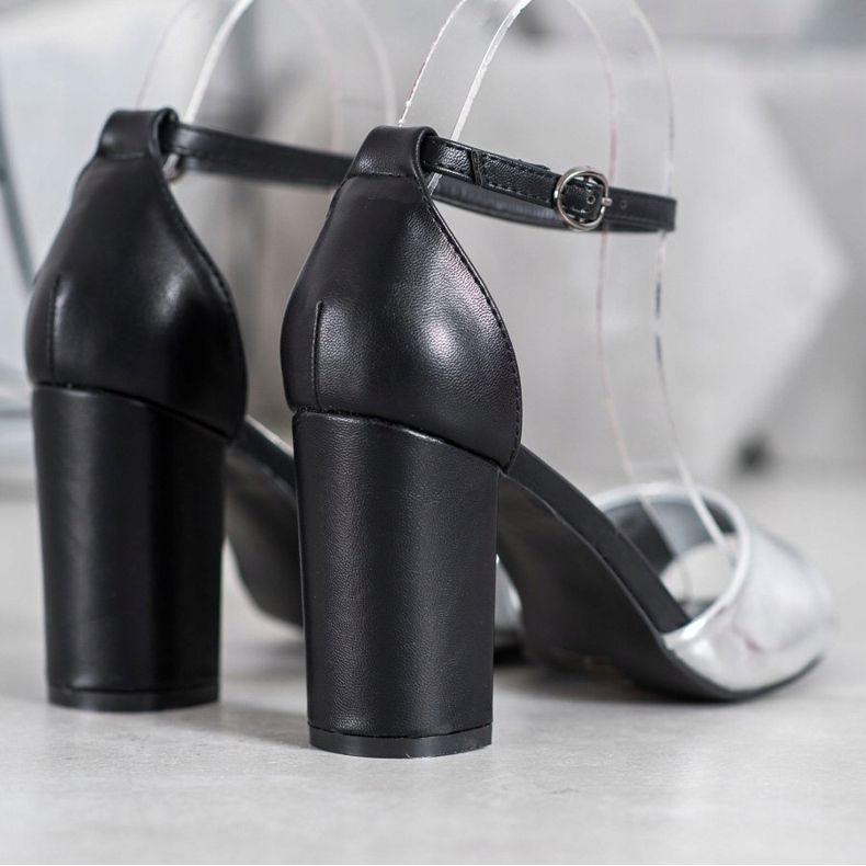 Small Swan Klassische Sandalen an einer Bar schwarz grau 1