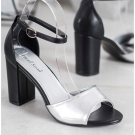 Small Swan Klassische Sandalen an einer Bar schwarz grau 2