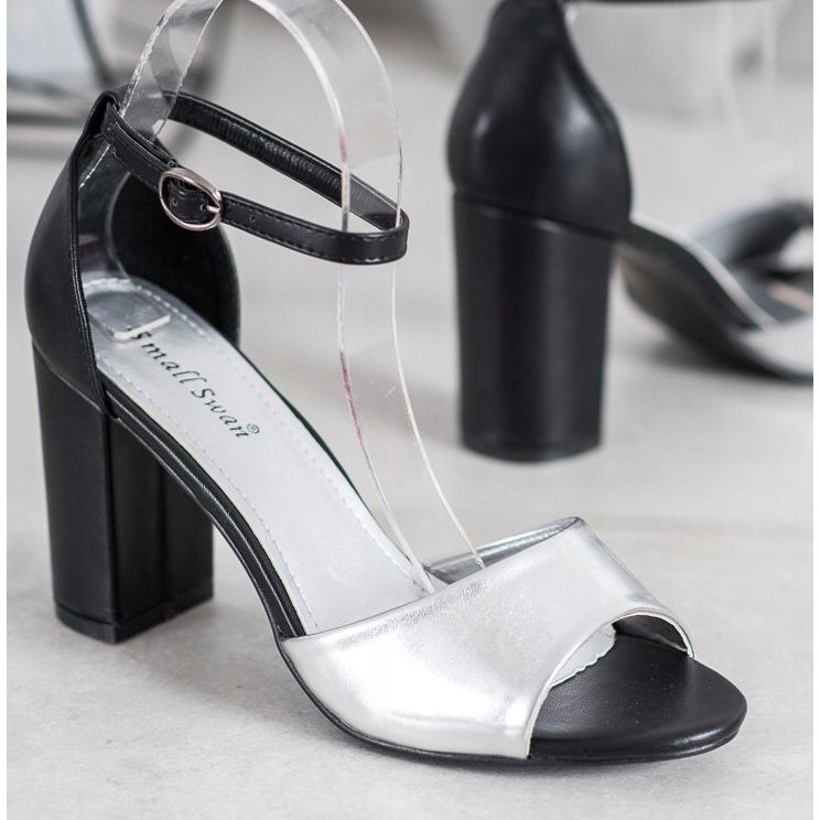 Small Swan Klassische Sandalen an einer Bar schwarz grau 2