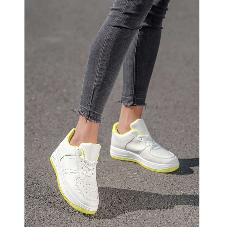 SHELOVET Turnschuhe auf der Plattform weiß 1