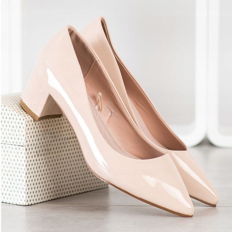 Goodin Lackierte Pumps in Spitz beige 1