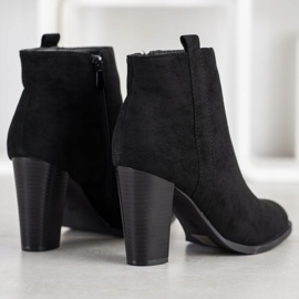 Seastar Wildleder Booties auf einer Bar schwarz 1