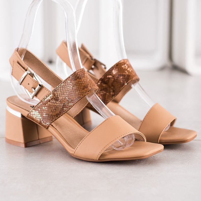 Kylie Modische Sandalen an einer Bar braun 2