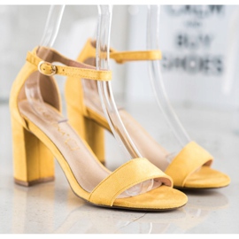 Sabatina Gelbe Sandalen auf einer Bar 2