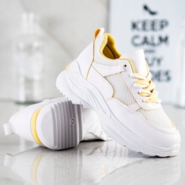 SHELOVET Bequeme weiße Turnschuhe gelb 1