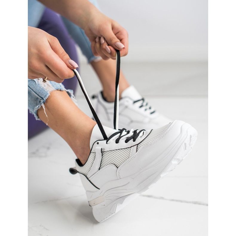 SHELOVET Bequeme weiße Turnschuhe 1