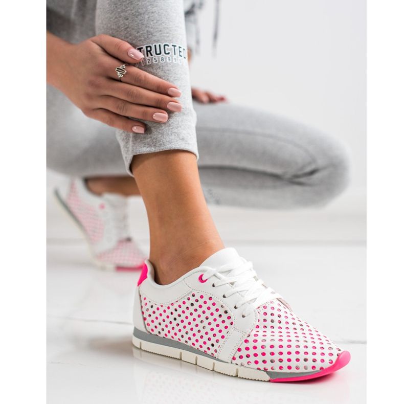 Kylie Weiße und rosa durchbrochene Sneakers 1