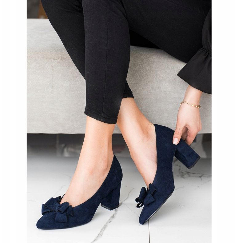 Marineblaue Pumps mit VINCEZA-Schleife 2