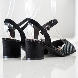 Schwarze Sandalen auf einer Bar Sergio Leone 1