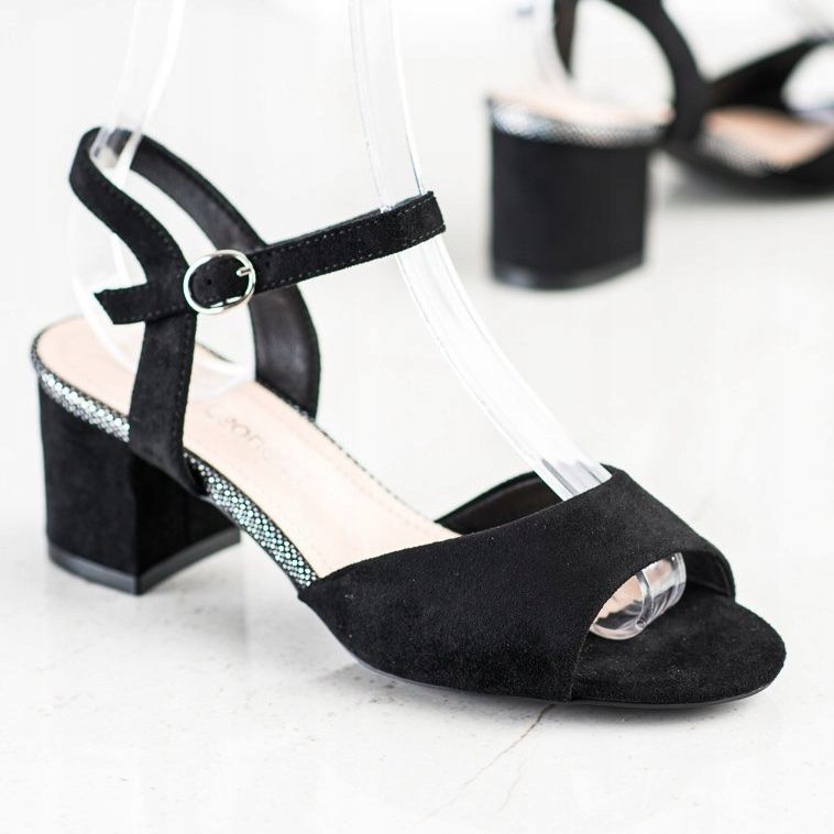 Schwarze Sandalen auf einer Bar Sergio Leone 1