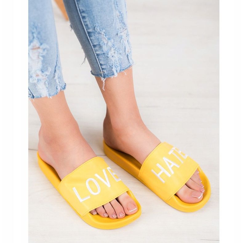 Small Swan LOVE &amp; HATE Hausschuhe aus Öko-Leder gelb 1
