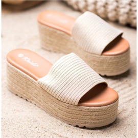 Weide Hausschuhe auf einer Strohplattform golden 1