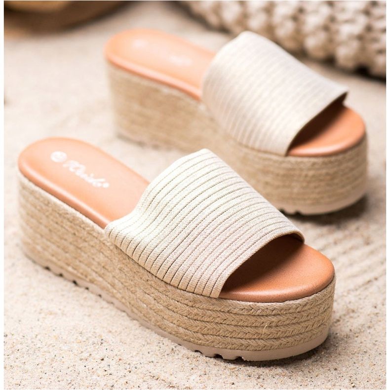 Weide Hausschuhe auf einer Strohplattform golden 1