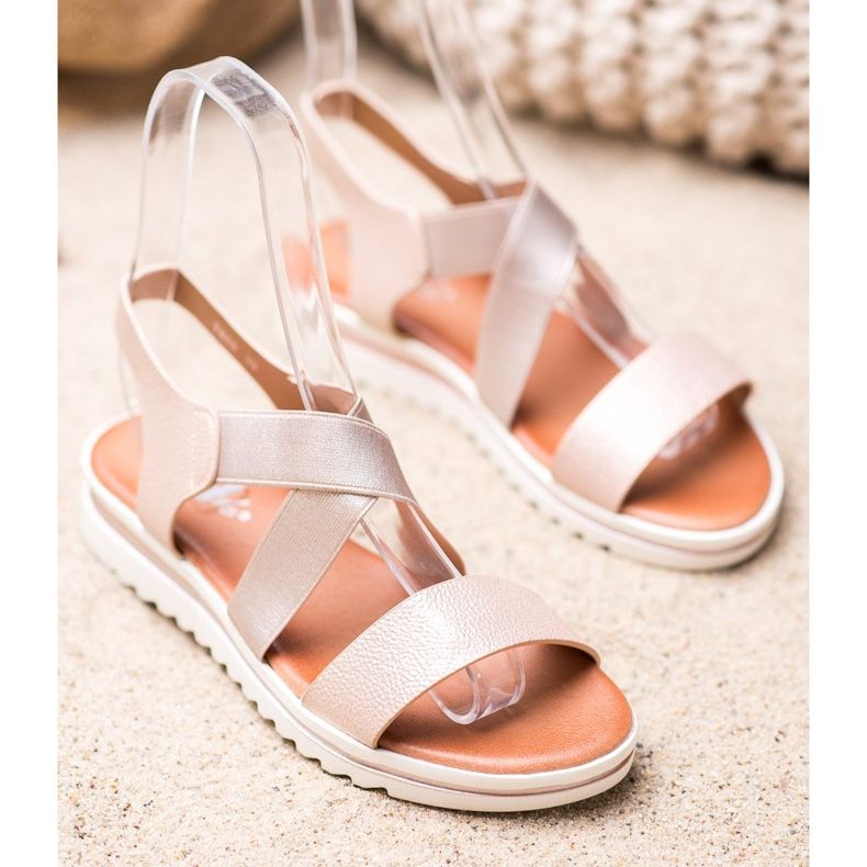 Weide Sandalen auf der Plattform beige golden 1