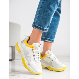 Ideal Shoes Turnschuhe auf einer gelben Plattform weiß 2