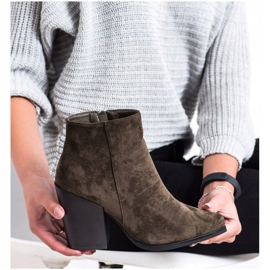 Marquiz Stiefel auf einem breiten Pfosten grün 2