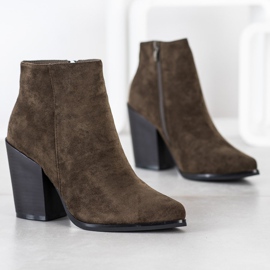 Marquiz Stiefel auf einem breiten Pfosten grün 1