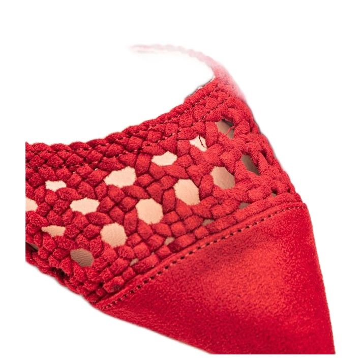 Rote durchbrochene Pumps am Hana-Pfosten 1