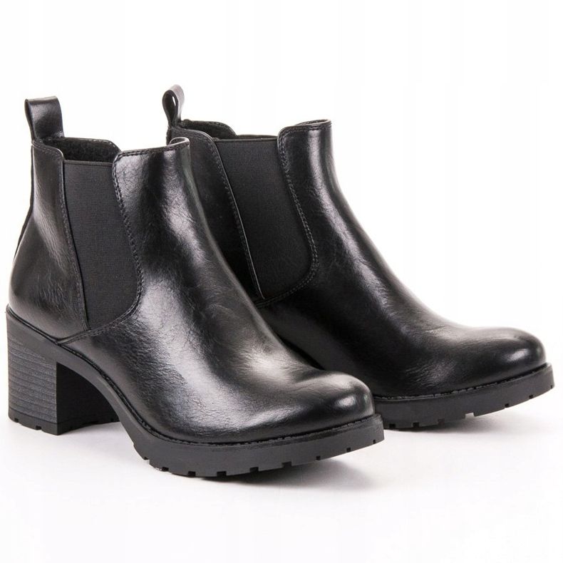 W. Potocki Schwarze Chelsea-Stiefel auf einer Bar 1