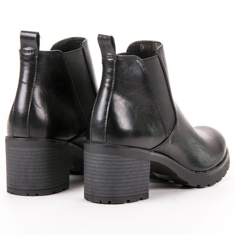 W. Potocki Schwarze Chelsea-Stiefel auf einer Bar 2