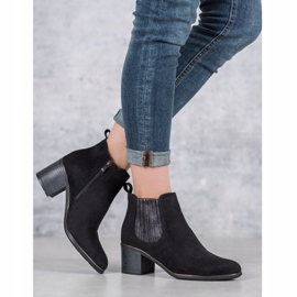 Filippo Stiefel auf einem Pfosten schwarz 1