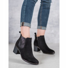 Filippo Stiefel auf einem Pfosten schwarz 2