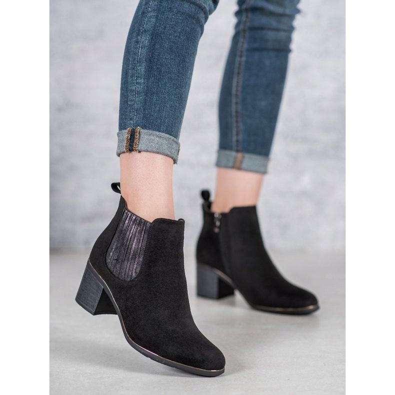 Filippo Stiefel auf einem Pfosten schwarz 2