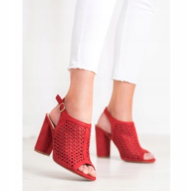 Weide Durchbrochene Sandalen an einer Bar rot 2