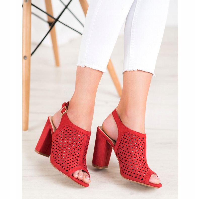 Weide Durchbrochene Sandalen an einer Bar rot 1