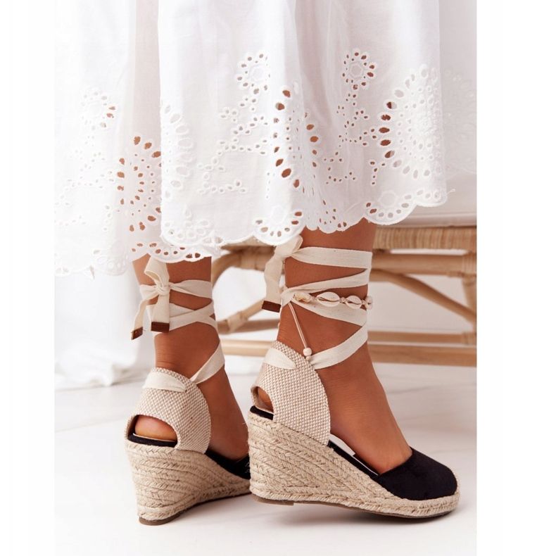 PG1 Schwarze Nelly Keilsandaletten mit Zöpfen beige 1