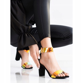 Goodin Sandalen an einer Bar mit Holo-Effekt schwarz 2