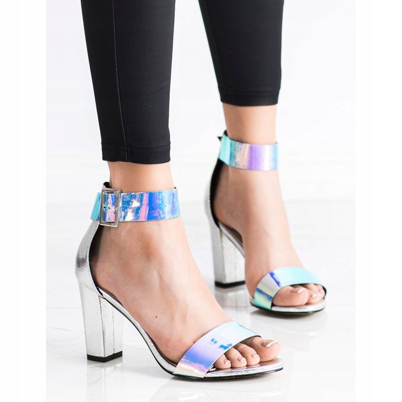 Goodin Sandalen an einer Bar mit Holo-Effekt silber- 1