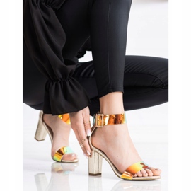 Goodin Sandalen an einer Bar mit Holo-Effekt golden 1