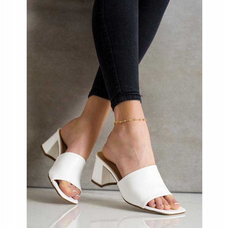 SHELOVET Klassische weiße Hausschuhe auf einer Bar 2