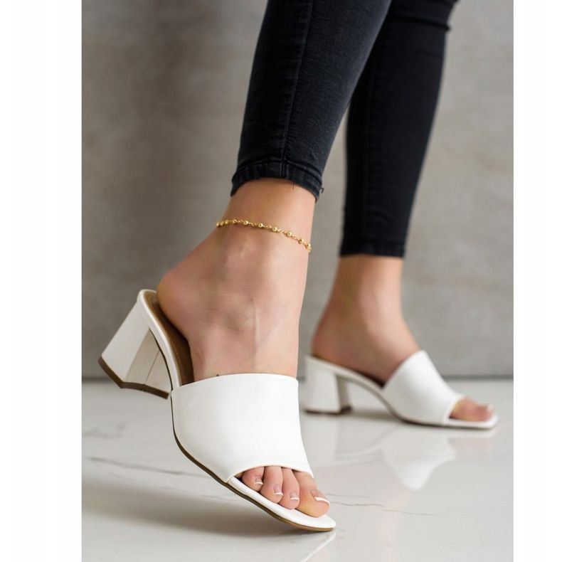 SHELOVET Klassische weiße Hausschuhe auf einer Bar 1