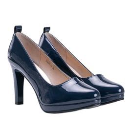 Marineblaue Pumps auf der Lady-Plattform 1