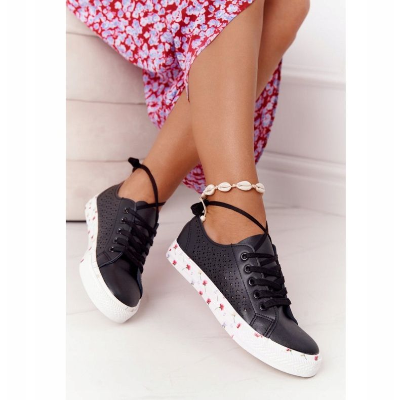 EVE Sneakers aus durchbrochenem Leder mit Blumen Schwarz Frühling 9SP35-1002 2
