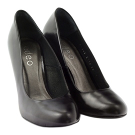 Edeo Schwarze Pumps auf einer Säule 4