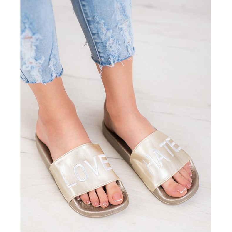 Small Swan LOVE &amp; HATE Hausschuhe aus Öko-Leder golden 1