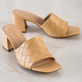 SHELOVET Gesteppte beige Flip-Flops 1