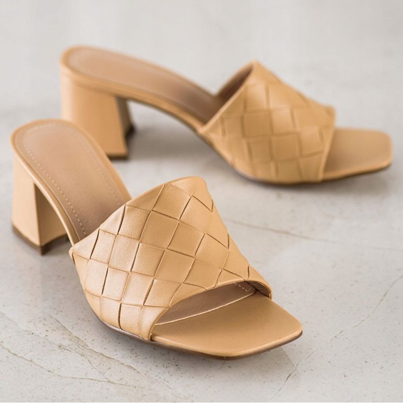 SHELOVET Gesteppte beige Flip-Flops 1