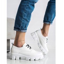 SHELOVET Weiße Brogues auf der Plattform 2