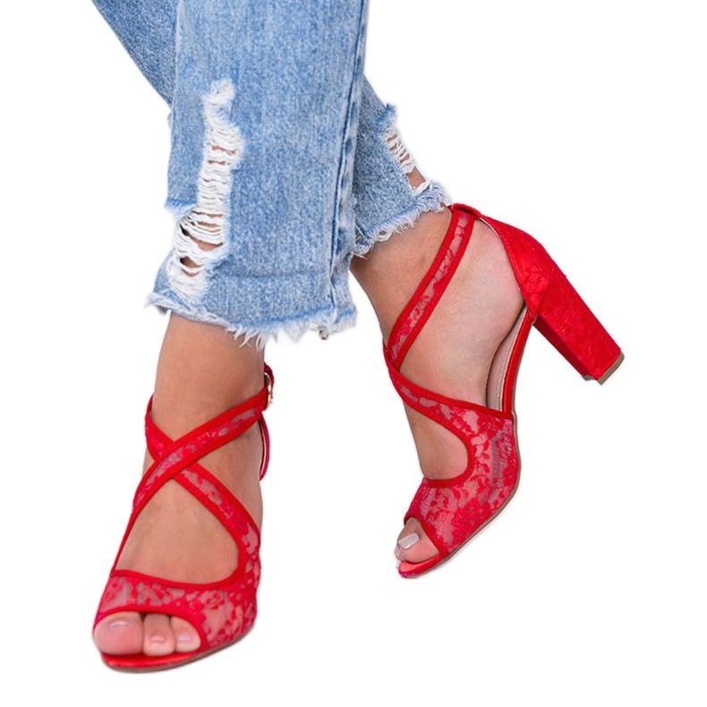 Rote Spitzensandalen am Beth-Pfosten 1