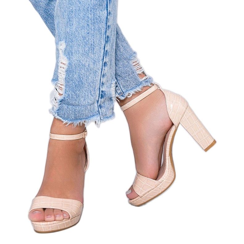 Beige Sandalen an einem Pfosten mit einem Black Rose Ledermuster 1