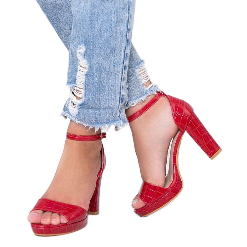 Rote Sandalen an einem Pfosten mit einem Black Rose-Ledermuster 1