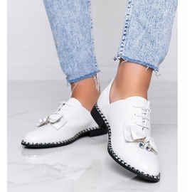 Weiße glänzende Schuhe mit einer Lost Stars Schleife 1