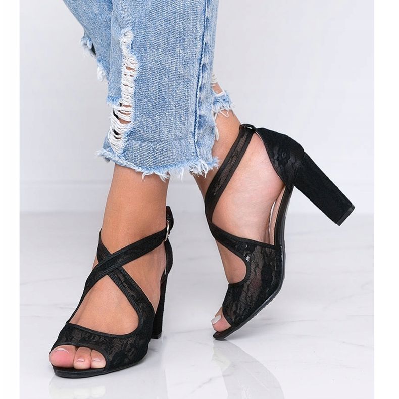 Schwarze Spitzensandalen am Beth-Pfosten 1