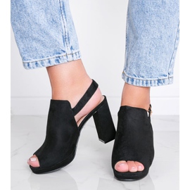 Schwarze Sandalen auf einem Pimp-Pfosten 1